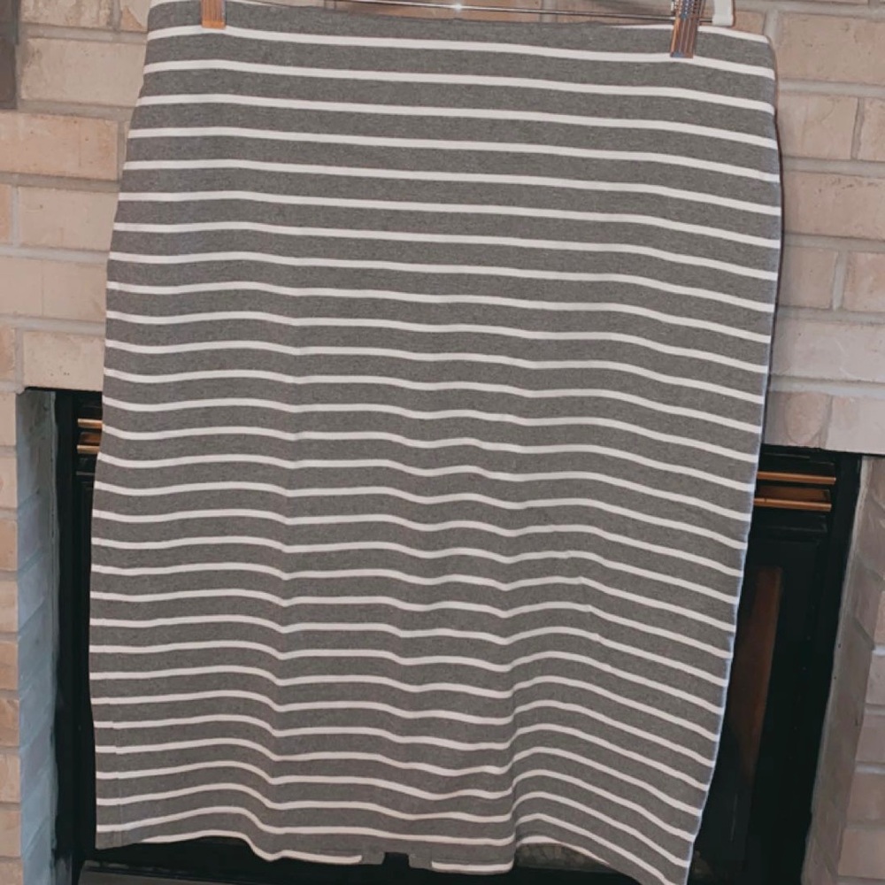 Old Navy grey and white striped skirt with stretchy waste band